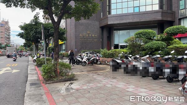 ▲▼             松山機場附近2輛轎車發生碰撞，2人送醫。（圖／記者黃彥傑翻攝，下同）