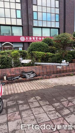 ▲▼             松山機場附近2輛轎車發生碰撞，2人送醫。（圖／記者黃彥傑翻攝，下同）