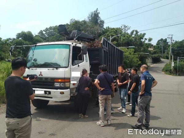 ▲不法集團濫倒廢棄樹枝等廢棄物，檢警追查發現堆置大如足球場大，已將地主和業者共12人起訴。（圖／苗栗地檢署、環保署提供）