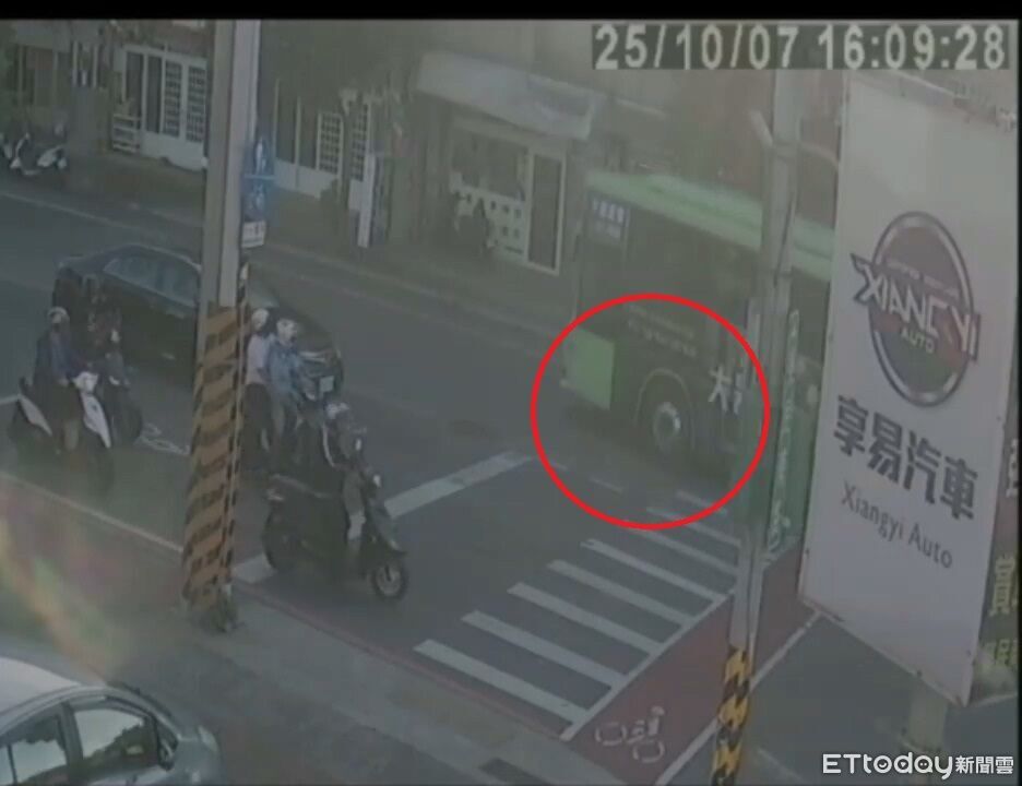 奪命畫面曝！桃園男走斑馬線遭大客車撞　疑「前後輪2次輾壓」亡