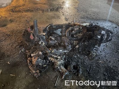 燒成全黑廢鐵畫面曝！馬公電動機車突起火　居民急提水桶撲滅