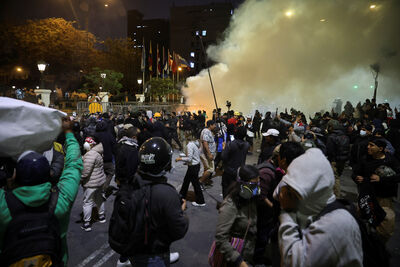 秘魯首都利馬緊急狀態　大票示威者衝國會暴力示威1死