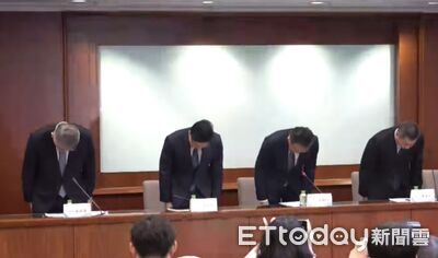 快訊／空服員猝逝　長榮航總經理率高階主管鞠躬道歉