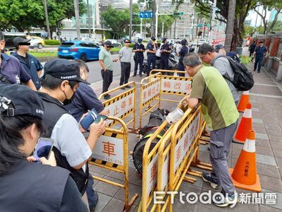 帶3公尺河口鱷到立法院「野放抗議」　警方設拒馬包圍隔離