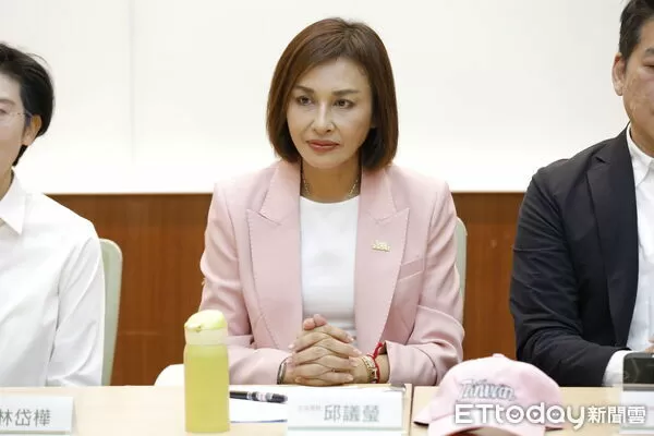 ▲▼立委邱議瑩召開「重修財劃法，還高雄公平正義：高雄立委共提財政收支劃分法修正案」記者會，高雄在地立委黃捷、林岱樺、許智傑、李昆澤、李伯毅出席。（圖／記者湯興漢攝）