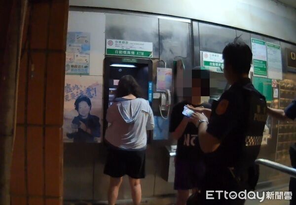▲警方深夜執行金融機構巡邏勤務發現一對母女邊講電話邊操作ATM。（圖／中壢警分局提供）