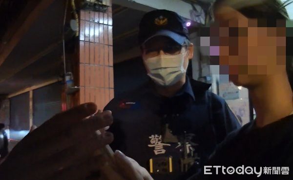 ▲▼員警聽到「實名認證」關鍵字後即判斷一定是詐騙手法，立刻制止她們操作。（圖／中壢警分局提供）