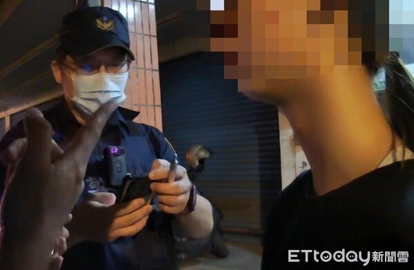 ▲▼員警聽到「實名認證」關鍵字後即判斷一定是詐騙手法，立刻制止她們操作。（圖／中壢警分局提供）