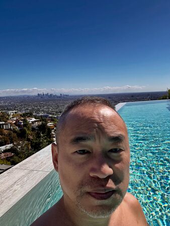 ▲▼黃立成虧16.7億「頭髮白了」半裸泳池自拍。（圖／翻攝自臉書）