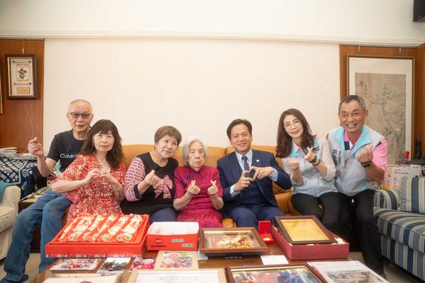 ▲代理市長邱臣遠訪百歲人瑞羅書惠奶奶，與羅奶奶及家人合影。（圖／新竹市政府提供）