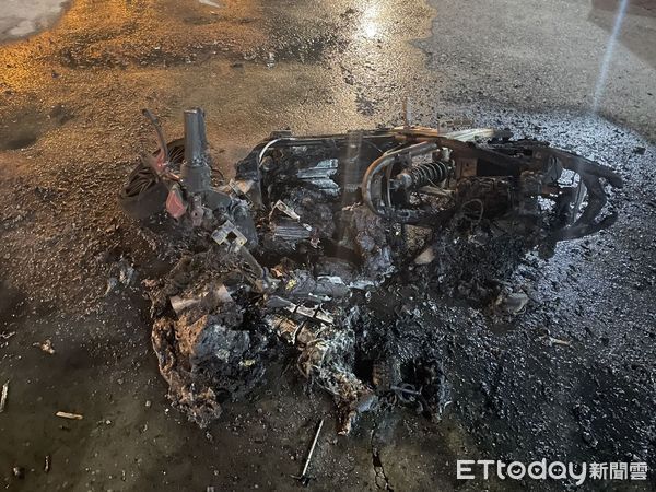 ▲▼      澎湖馬公市東安宮前，昨（16）日一輛電動摩托車起火燃燒       。（圖／記者澎湖翻攝）