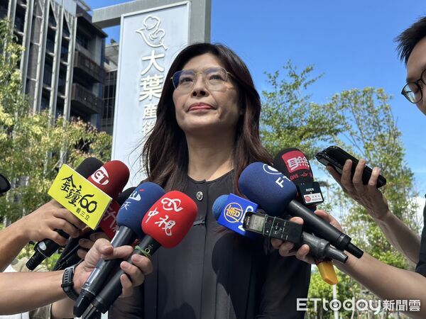 ▲▼   鄭麗文拜訪馬英九，與馬英九基金會執行長蕭旭岑合影       。（圖／記者崔至雲攝）