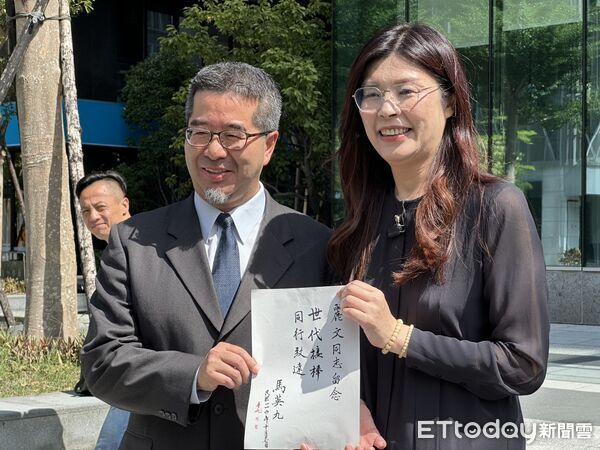 ▲▼   鄭麗文拜訪馬英九，與馬英九基金會執行長蕭旭岑合影       。（圖／記者崔至雲攝）