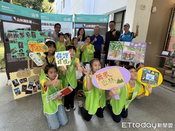 ▲《環境台灣》校園環境教育巡迴展於台南虎山實小開幕，透過齊柏林導演鏡頭，帶領學子看見家鄉的山林與河川。（記者林東良翻攝，下同）