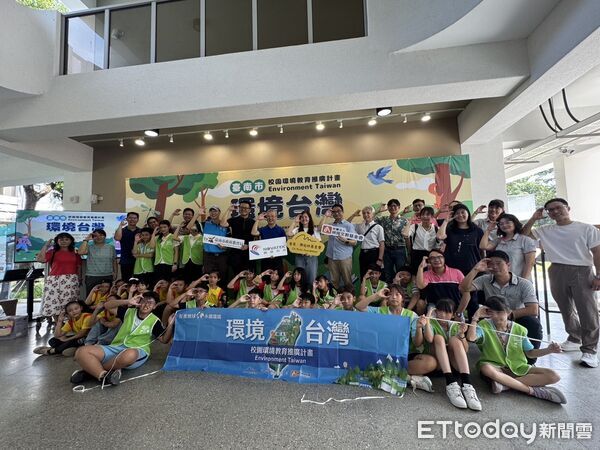 ▲《環境台灣》校園環境教育巡迴展於台南虎山實小開幕，透過齊柏林導演鏡頭，帶領學子看見家鄉的山林與河川。（記者林東良翻攝，下同）