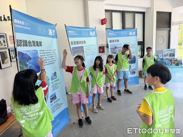 ▲《環境台灣》校園環境教育巡迴展於台南虎山實小開幕，透過齊柏林導演鏡頭，帶領學子看見家鄉的山林與河川。（記者林東良翻攝，下同）