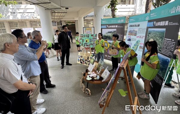 ▲《環境台灣》校園環境教育巡迴展於台南虎山實小開幕，透過齊柏林導演鏡頭，帶領學子看見家鄉的山林與河川。（記者林東良翻攝，下同）