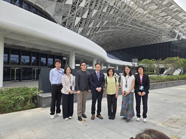▲黃志芳(中)與吳春見主任(左三)帶領團隊視察台中國際會展中心。（圖／記者張佩芬攝）