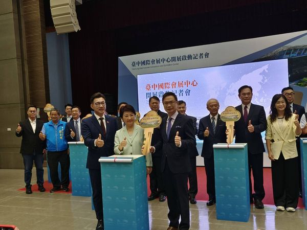 ▲前排左起立法院副院長江啟臣、台中市場盧秀燕、貿協董事長黃志芳在台中國際會展中心啟動記者會上。（圖／記者張佩芬攝）