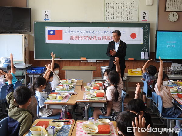 ▲那珂市先﨑光市長率木野廣宣議長等人拜會黃偉哲市長，雙方就教育、觀光與物產交流深入討論。（記者林東良翻攝，下同）