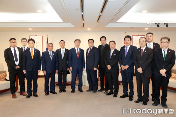 ▲那珂市先﨑光市長率木野廣宣議長等人拜會黃偉哲市長，雙方就教育、觀光與物產交流深入討論。（記者林東良翻攝，下同）