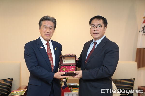 ▲那珂市先﨑光市長率木野廣宣議長等人拜會黃偉哲市長，雙方就教育、觀光與物產交流深入討論。（記者林東良翻攝，下同）