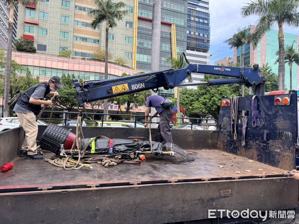 ▲▼    鱷魚養殖場業者帶「2公尺巨鱷」衝立院抗議　吊臂出動！動保處也出手了         。（圖／記者邱中岳翻攝）