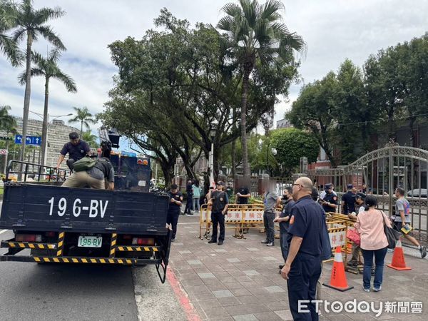 ▲▼    鱷魚養殖場業者帶「2公尺巨鱷」衝立院抗議　吊臂出動！動保處也出手了         。（圖／記者邱中岳翻攝）