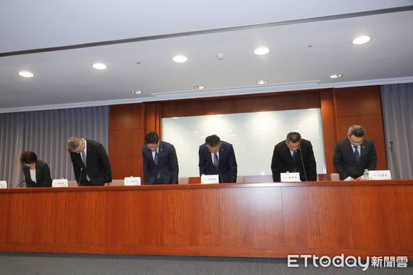 ▲▼空服員猝死，長榮航空召開記者會，總經理孫嘉明率高階主管道歉。（圖／記者湯興漢攝）