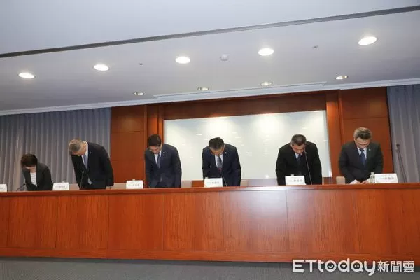 ▲▼空服員猝死，長榮航空召開記者會，總經理孫嘉明率高階主管道歉。（圖／記者湯興漢攝）