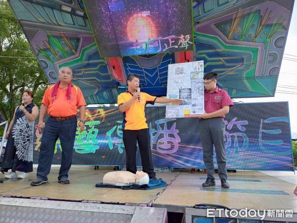 ▲關嶺消防分隊於南寮活動中心舉辦重陽敬老餐會防火宣導，長輩們專注學習CPR操作。（記者林東良翻攝，下同）