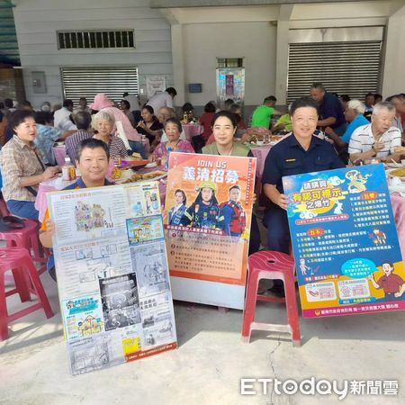 ▲關嶺消防分隊於南寮活動中心舉辦重陽敬老餐會防火宣導，長輩們專注學習CPR操作。（記者林東良翻攝，下同）