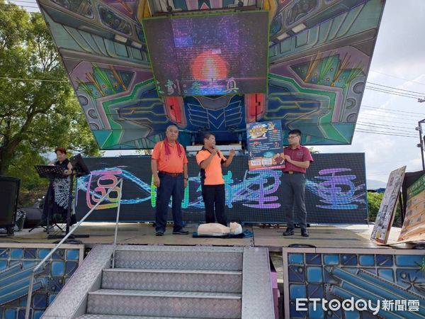 ▲關嶺消防分隊於南寮活動中心舉辦重陽敬老餐會防火宣導，長輩們專注學習CPR操作。（記者林東良翻攝，下同）