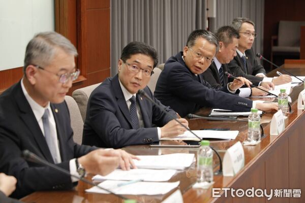 ▲▼空服員猝逝，長榮航空高階主管召開記者會說明。（圖／記者湯興漢攝）