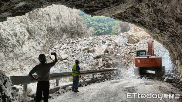 ▲▼             太魯閣國家公園燕子口步道附近土石崩落，立霧溪河道受阻形成堰塞湖。（圖／農業部林業及自然保育署花蓮分署提供）