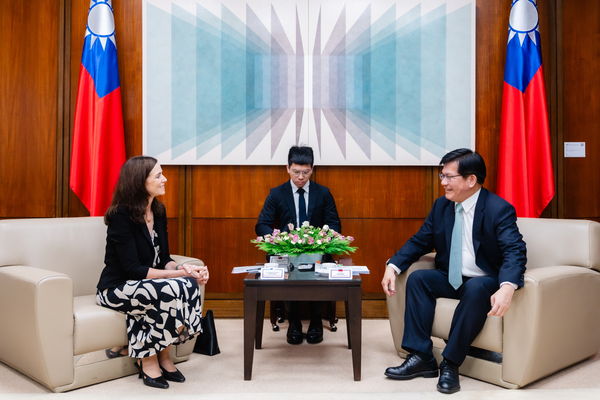 ▲▼林佳龍接見加拿大新任駐台代表何曼麗。（圖／翻攝臉書）