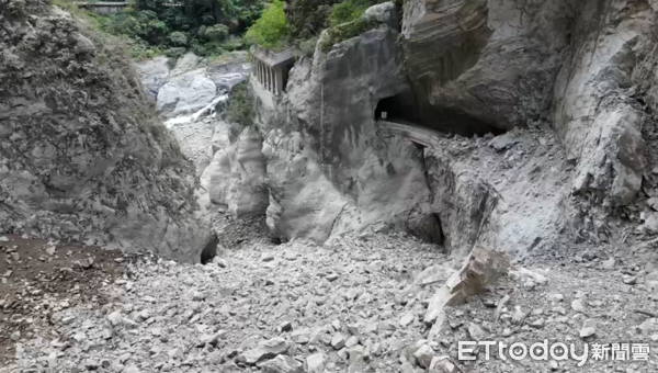 ▲▼ 太魯閣國家公園燕子口步道附近土石崩落，立霧溪河道受阻形成堰塞湖。（圖／地方中心翻攝）