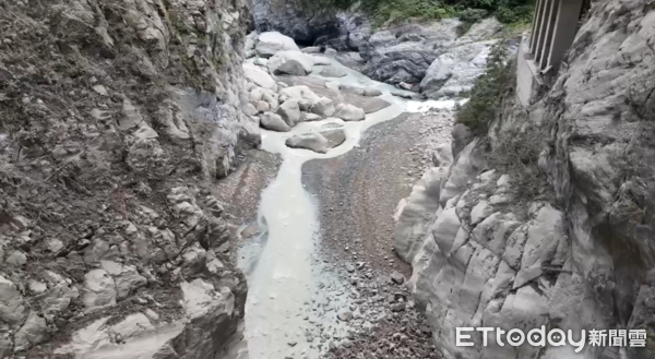 ▲▼ 太魯閣國家公園燕子口步道附近土石崩落，立霧溪河道受阻形成堰塞湖。（圖／地方中心翻攝）