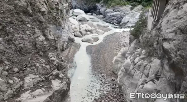 ▲▼ 太魯閣國家公園燕子口步道附近土石崩落，立霧溪河道受阻形成堰塞湖。（圖／地方中心翻攝）