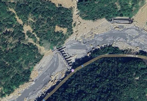 ▲▼台8線靳珩隧道西口出現堰塞湖，預估今日18時～22時立霧溪河水將溢淹至台8線175.5k路段。（圖／花蓮縣政府提供）