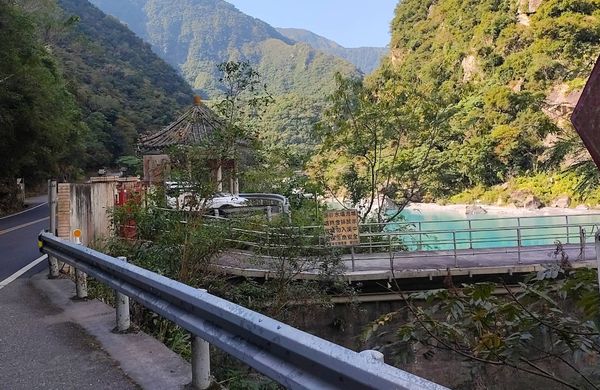▲花蓮立霧溪燕子口今（17日）傳出因大量土石崩落阻成堰塞湖。（圖／花蓮縣政府提供）