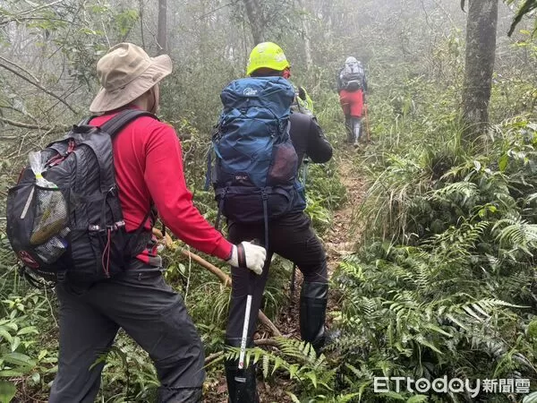 ▲▼警消緊急搜救宜蘭阿玉山失聯的2名男山友。（圖／記者游芳男翻攝，下同）