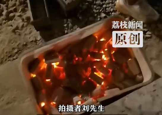 ▲男童掉進燒烤店的炭盆。（圖／翻攝自微博）