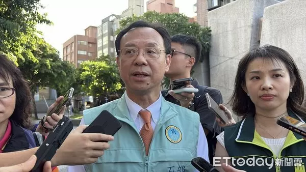 ▲▼衛福部長石崇良率隊稽查超商加熱菸販售狀況。（圖／記者洪巧藍攝）