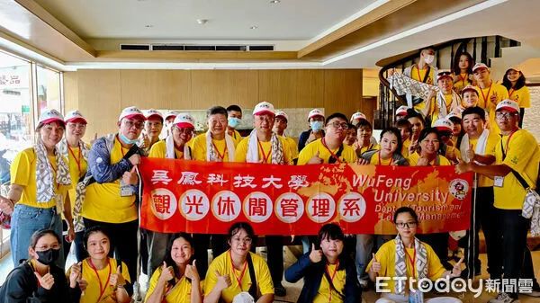 ▲▼   吳鳳科大師生與嘉義縣新港奉天宮前往參加澎湖銅山館「入火大典」 外籍學生著傳統服飾參與遶境 體驗地方宗教文化   。（圖／吳鳳科大提供）