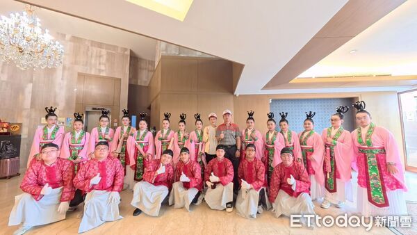 ▲▼   吳鳳科大師生與嘉義縣新港奉天宮前往參加澎湖銅山館「入火大典」 外籍學生著傳統服飾參與遶境 體驗地方宗教文化   。（圖／吳鳳科大提供）