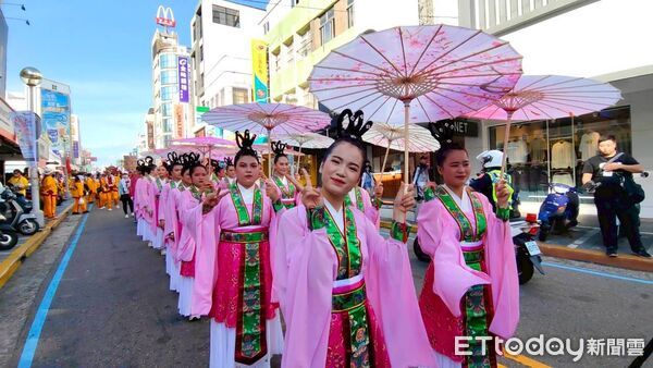 ▲▼   吳鳳科大師生與嘉義縣新港奉天宮前往參加澎湖銅山館「入火大典」 外籍學生著傳統服飾參與遶境 體驗地方宗教文化   。（圖／吳鳳科大提供）