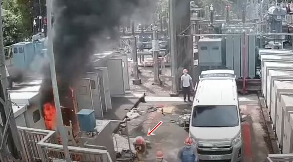 ▲▼蘭陽發電廠天埤機組高壓電火花瞬間引爆，遭電弧灼傷的鄔姓廠長跑出機房倒地（箭頭所指）。（圖／擷取自《記者爆料網》，下同）