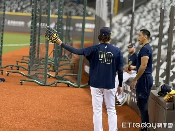 ▲中信兄弟投手教練王建銘。（圖／記者胡冠辰攝）