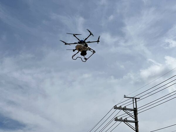 ▲桃園市農業局今天上午在楊梅區舉辦「無人機撒佈入侵紅火蟻防治餌劑示範觀摩會」，無人機現場操作示範。（圖／桃市農業局提供）